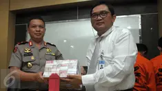 Bareskrim Polri berhasil menangkap dua pelaku peredaran uang palsu yang ditangkap di Gedung Bareskrim, Jakarta, Senin (23/5). Dari keduanya, polisi berhasil mengamankan barang bukti 18 ribu lembar uang palsu pecahan Rp100 ribu. (Liputan6.com/Helmi Afandi)