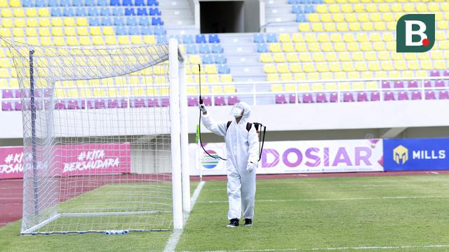 FOTO: Prokes Ketat di Piala Menpora, Petugas Semprotkan Cairan Disinfektan di Lapangan