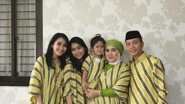 Gaya Cuek Ayu Ting Ting Saat Potong Daging Showbiz Liputan6 Com