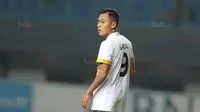 Pemain Persela, Samsul Arif mencetak satu gol ke gawang Bhayangkara FC pada lanjutan Liga 1 2017 di Stadion Patriot, Bekasi, (27/10/2017). Bhayangkara menang 3-1. (Bola.com/Nicklas Hanoatubun)