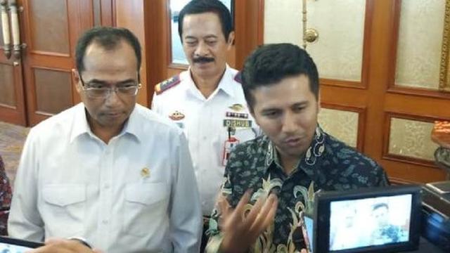 Menhub Budi Karya dan Wakil Gubernur Jatim Emil Dardak saat membahas pembangunan MRT Surabaya. (Merdeka.com)