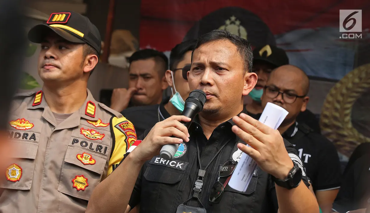 Kasat Narkoba Polres Jakarta Barat AKBP Erick Frendriz saat jumpa pers seusai olah TKP pabrik sabu di Kalideres, Jakarta, Senin (24/6/2019). Pabrik pembuatan sabu tersebut sudah beroperasi sejak tahun 2018. (Liputan6.com/Herman Zakharia)