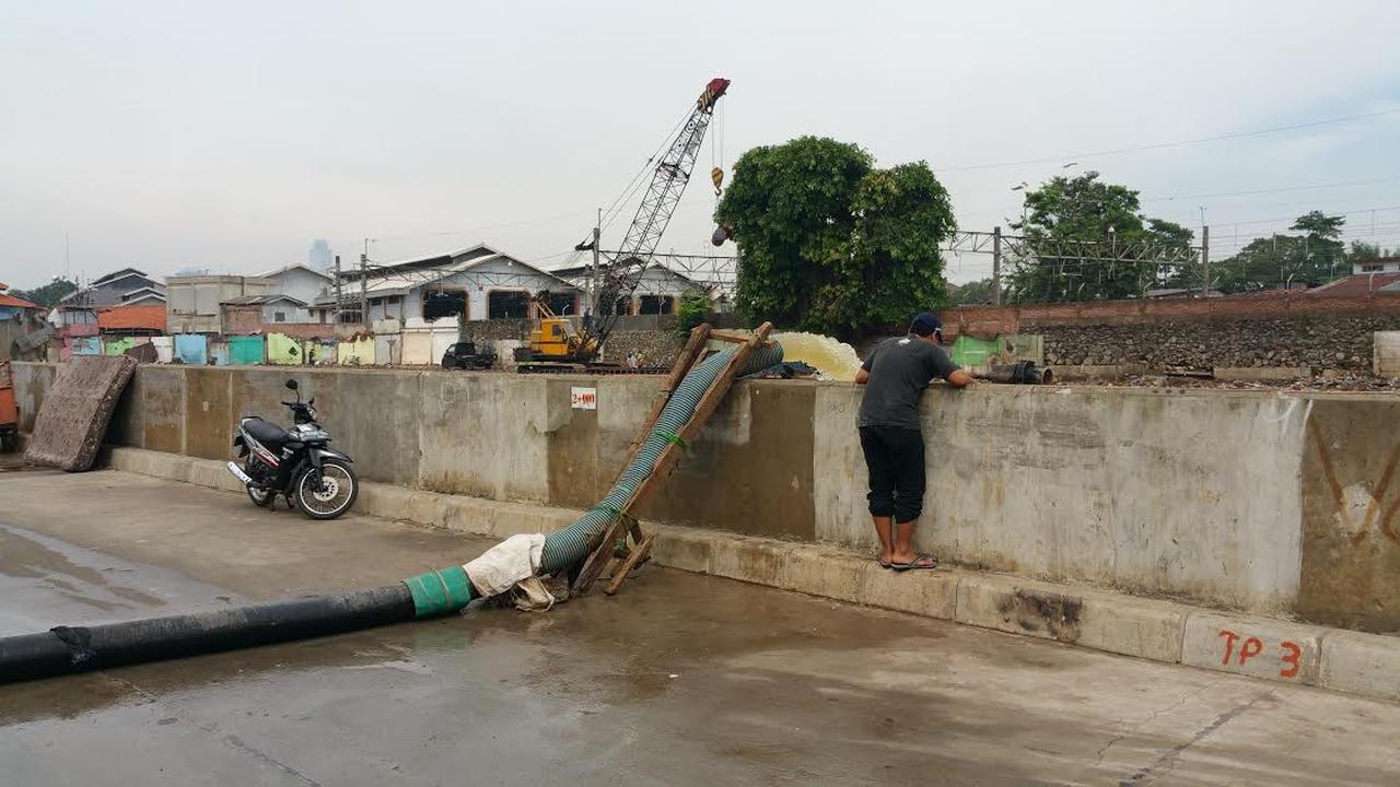 Pompa menyedot air banjir