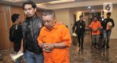 Polisi menggiring tersangka pembunuhan dan pencurian dengan kekerasan di Polda Metro Jaya, Jakarta, Selasa (30/5/2023). Tersangka yang merupakan adik kakak M Furqon (52) dan Volly Willy (54) berhasil ditangkap polisi usai melakukan pembunuhan terhadap T (44) dengan memasukkan korban ke dalam karung dan membuangnya di kolong Tol Cibitung-Cilincing, Jakarta Utara, pada 26 Mei lalu.  (merdeka.com/Iqbal S. Nugroho)