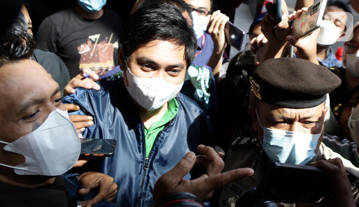 <p>Bupati Tanah Bumbu periode 2010-2015 dan 2016-2018 yang juga kader Partai Demokrasi Indonesia Perjuangan (PDI-P), Mardani H. Maming saat tiba di Gedung KPK, Jakarta, Kamis (28/7/2022). Mardani H Maming akan menjalani pemeriksaan KPK terkait kasus dugaan suap dan gratifikasi izin usaha pertambangan di Kabupaten Tanah Bumbu, Kalimantan Selatan. (Liputan6.com/Helmi Fithriansyah)</p>