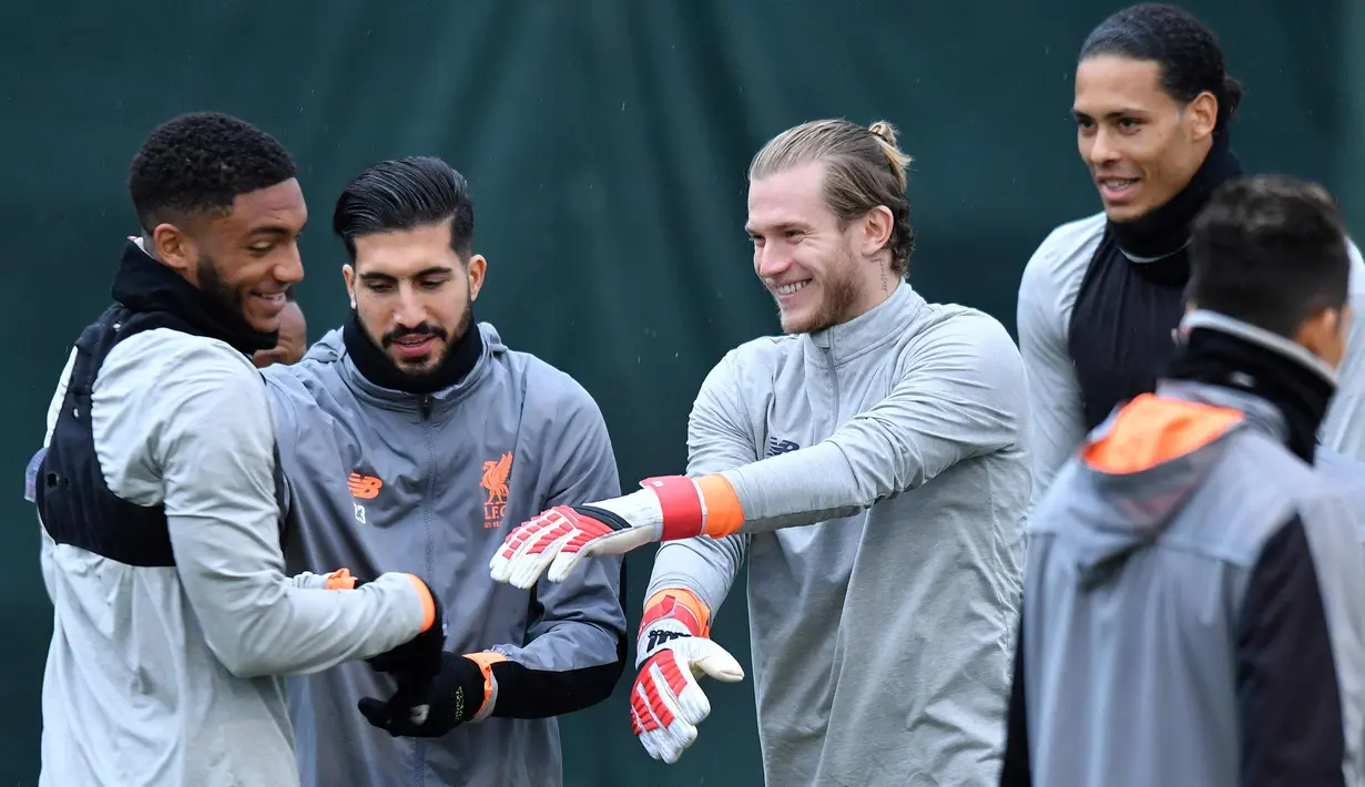 Para pemain Liverpool saat mengikuti sesi latihan jelang menghadapi Porto pada leg kedua babak 16 besar Liga Champions di Stadion Anfield di Melwood Training Ground, Liverpool, (5/3). (AFP Photo/Anthony Devlin)