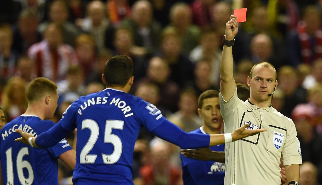 Wasit Bobby Madley (kanan) memberikan kartu merah kepada pemain Everton, Ramiro Funes Mori pada lanjutan Liga Inggris di Stadion Anfield, Liverpool, Kamis (21/4/2016) dini hari WIB. (AFP/Paul Ellis)