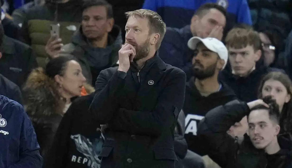Pelatih Chelsea, Graham Potter mengamati penampilan para pemainnya saat menghadapi Southampton dalam laga pekan ke-24 Liga Inggris 2022/2023 di Stamford Bridge, London, Sabtu (18/2/2023) malam WIB. (AP Photo/Kirsty Wigglesworth)