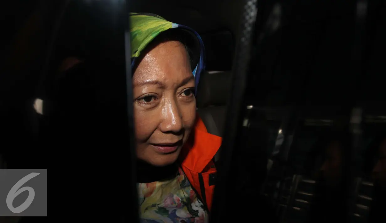 Atty Suharti Tochija menaiki mobil usai menjalani pemeriksaan di Gedung KPK, Jakarta, Rabu (28/12). Atty diperiksa sebagai saksi untuk suaminya M Itoc Tochija terkait kasus dugaan korupsi pembangunan Pasar Atas Baru Cimahi. (Liputan6.com/Helmi Affandi)