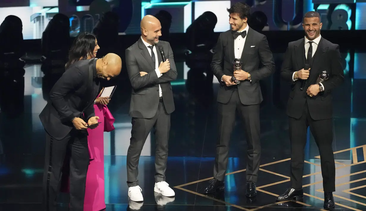 Pelatih Manchester City, Pep Guardiola (tengah) berbincang dengan para pemenang lain setelah memenangkan penghargaan pelatih terbaik FIFA 2023 ada acara Best FIFA Football Awards yang berlangsung di Eventim Apollo, Hammersmith, London, Senin (15/01/2024) waktu setempat. (AP Photo/Kirsty Wigglesworth)
