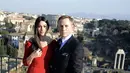 Aktris cantik, Monica Bellucci akan menjadi lawan main Daniel Craig dalam film ‘Spectre’. Monica berperan sebagai Lucia, seorang janda yang misterius. (Bintang/EPA)