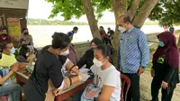 Vaksinasi di tempat publik dilakukan Dinas Kesehatan Kabupaten Berau. (foto: Zuhri)