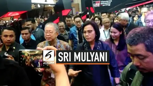 Menjadi pembicara di seminar Indonesia Automotive Industry Readiness Towards Industry 4.0. Menteri Keuangan Sri Mulyani, sempat mencoba mobil ramah lingkungan Toyota Prius PHEV.