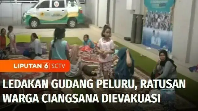 Warga di sekitar gudang peluru yang meledak di Kabupaten Bogor, Jawa Barat, dievakuasi ke rumah Kepala Desa Ciangsana. Sementara kompleks taman wisata yang terdampak ledakan diberi garis polisi untuk mencegah jatuhnya korban akibat ledakan yang masih...