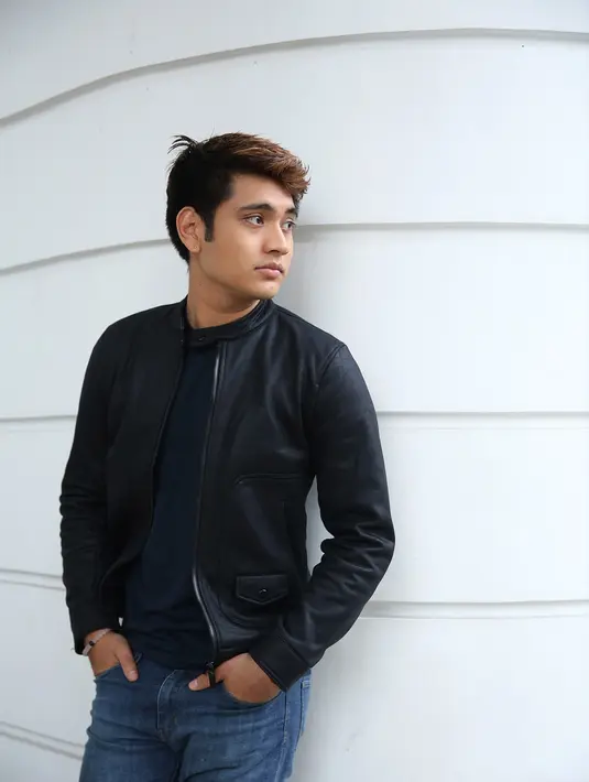 Gino bercerita, Eros adalah seorang lover boy yang menggoda ketika melihat wanita cantik. Menegaskan bukan sebagai playboy, Gino yang berperan jadi anak orang kaya yang sekolah kedokteran di luar negeri.  (Bambang E. Ros/Bintang.com)