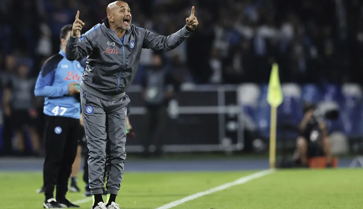 Pelatih Napoli, Luciano Spalletti memberikan instruksi kepada pemainnya saat bertanding melawan Rangers pada pertandingan lanjutan Grup A Liga Champions di stadion Diego Armando Maradona di Naples, Italia, Rabu, 26 Oktober 2022. Dengan kemenangan ini, Napoli sukses meraih hasil sempurna di ajang tersebut dengan 15 poin. (Alessandro Garofalo/LaPresse via AP)