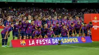 Sejumlah pemain Barcelona berfoto dalam laga bertajuk Trofeo Joan Gamper, Minggu (7/8/2022) malam waktu setempat. (AP Photo/Joan Monfort)