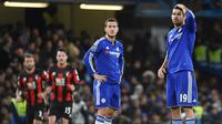Ekspresi murung dari pemain Chelsea, Eden Hazard dan Diego Costa, saat takluk 0-1 dari Bournemouth pada laga Liga Premier Inggris di Stadion Stamford Bridge, Inggris, Sabtu (5/12/2015). (EPA/Facundo Arrizabalaga)
