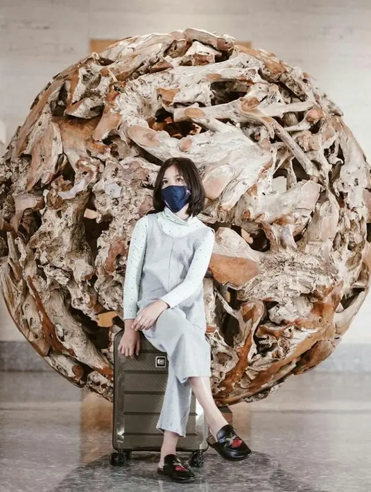 Berbusana kasual, Safeea tampak mengenakan jumpsuit berwarna abu-abu dengan sepatu loafer. (FOTO: Instagram.com/ahmaddhaniofficial).