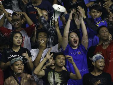 Atlet Jawa Barat, Hanna Ramadini (kiri), Gregoria Mariska, dan Tiara Rosalia Nuraidah, berbaur dengan suporter saat mendukung rekannya melawan DKI Jakarta dalam final bulutangkis PON XIX di GOR Bima, Cirebon, Jumat (23/9/2016). (Bola.com/Arief Bagus)