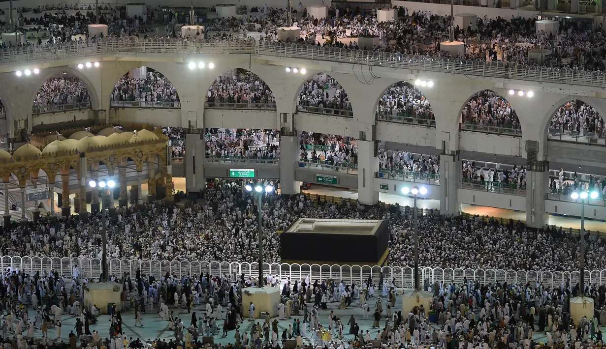 Ribuan jemaah melakukan tawaf dan memadati sekitar Kakbah di Masjidil Haram, kota suci Makkah, Arab Saudi pada Rabu (7/8/2019). Kondisi Masjidil Haram menjelang puncak ibadah haji kian dipadati jemaah dari berbagai negara. (Photo by FETHI BELAID / AFP)