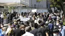 Orang-orang mengantre untuk meletakkan bunga dan memberi penghormatan kepada mantan Perdana Menteri Jepang Shinzo Abe menjelang pemakaman kenegaraannya di Tokyo, Selasa, 27 September 2022. Sejumlah pemimpin negara asing hingga tamu VIP lainnya akan menghadiri upacara pemakaman itu. (Kyodo News via AP)