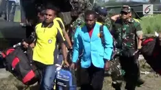 Sebanyak 13 guru yang disandera OPM dievakuasi TNI ke Timika. Para guru sedih harus meninggalkan anak didiknya.