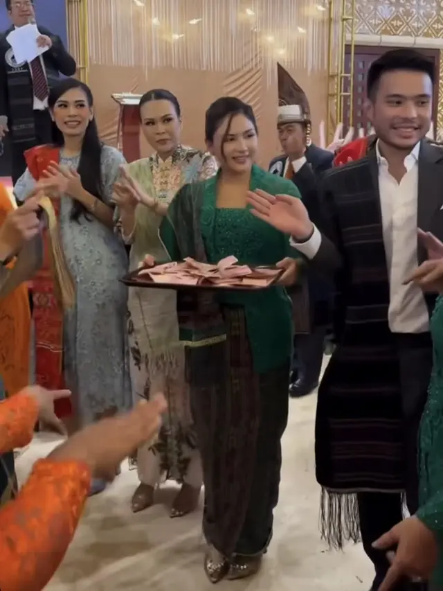 Jessica Mila di Acara Adat Batak. [@nurrihardi]