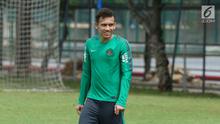 Pesepakbola, Egy Maulana Vikri saat latihan bersama Timnas Indonesia U-23 di Lapangan A Senayan, Jakarta, Sabti (17/3). Untuk sementara Egy tidak dapat membela timnya Lechia Gdansk berlaga di liga Polandia Ekstraklasa. (Liputan6.com/Helmi Fithriansyah)