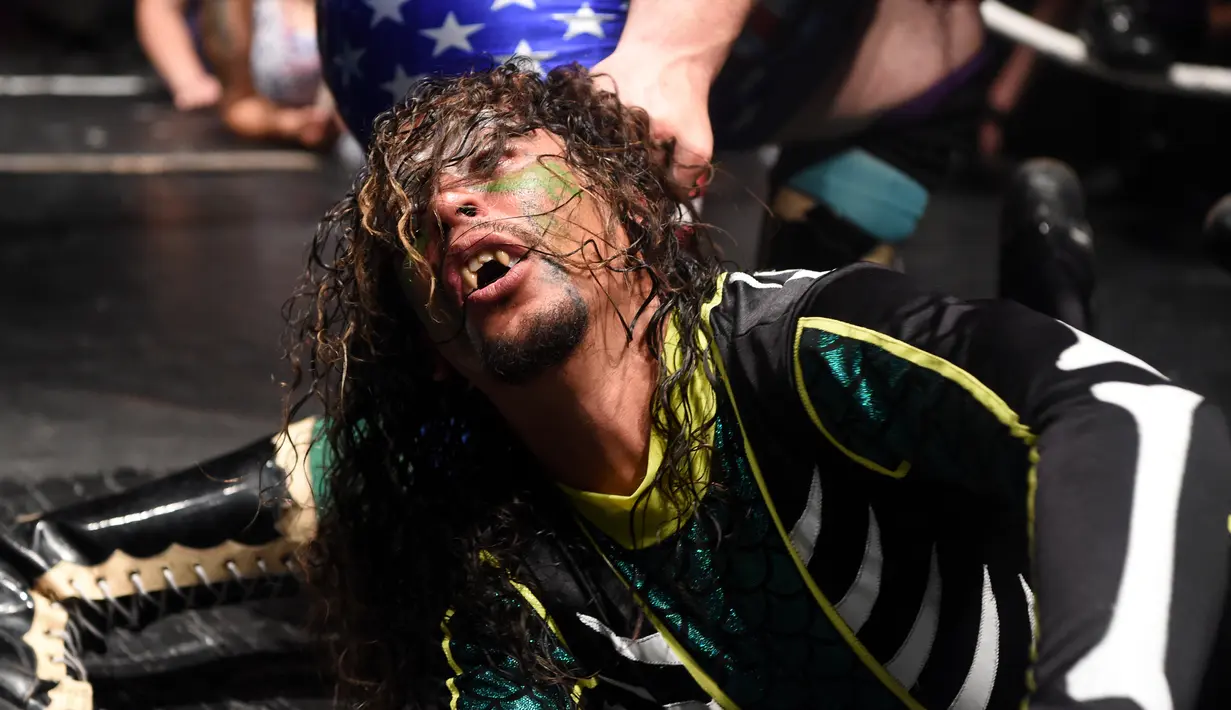 Ekspresi pegulat El Chupacabra saat mengikuti pertandingan gulat Hoodslam di Oakland, California (7/7). (AFP Photo/Josh Edelson)