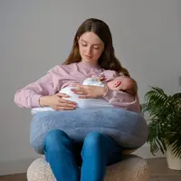 Seorang ibu muda yang sedang menggendong bayinya (Foto: Freepik/freepik).