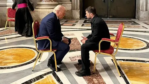 Dalam foto yang dirilis oleh Kantor Kepresidenan Ukraina, Presiden Ukraina Volodymyr Zelenskyy (kanan) dan mantan Presiden AS Donald Trump tampak berbincang di sela menghadiri pemakaman Paus Fransiskus di Vatikan, Sabtu (26/4/2025).
