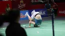 <p>Pebulu tangkis tunggal putra Denmark, Anders Antonsen jatuh bangun di lapangan setelah gagal mengembalikan bola saat menghadapi wakil China, Shi Yu Qi pada laga final turnamen bulu tangkis Indonesia Open 2024 di Istora Senayan, Jakarta, Minggu (9/6/2024). Anders Antonsen kalah rubber-game 9-21, 21-12 dan 14-21. (Bola.com/M Iqbal Ichsan)</p>