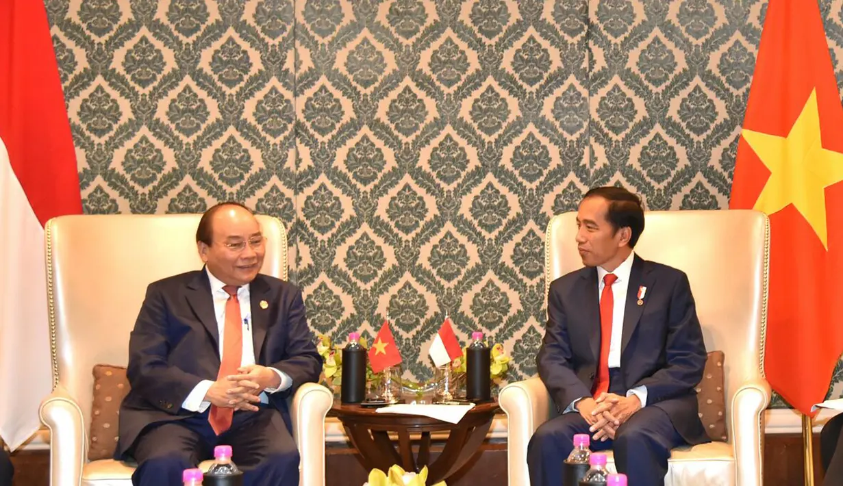 Presiden Joko Widodo melakukan pertemuan bilateral dengan Perdana Menteri Vietnam, Nguyen Xuan Phuc disela Konferensi Tingkat Tinggi Peringatan ASEAN-India di Hotel Taj Enclave Diplomatic, New Delhi, Jumat (26/1). (Liputan6.com/Pool/Biro Pers Setpres)