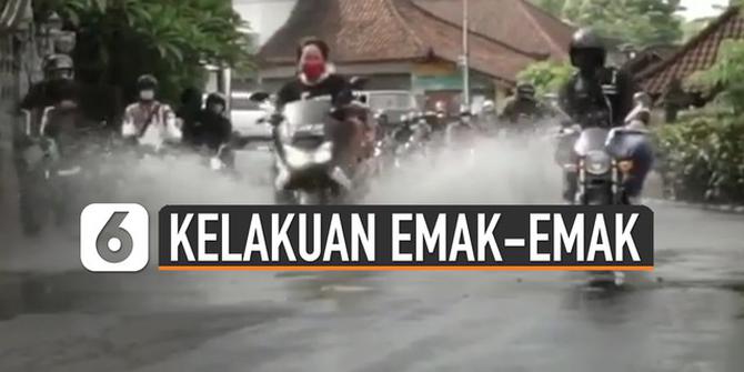 VIDEO: Kocak, Kelakuan Emak-Emak Pemotor Lewati Jalanan Tergenang Air