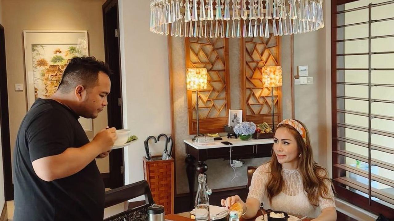 Hadiah Mewah Suami Momo Geisha, Lapangan Futsal Berlisensi FIFA yang Viral Lagi