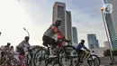 Pegawai PT KAI bersepeda bersama berbagai komunitas Urban SOS Cycling Club di Stasiun BNI City, Jakarta, Sabtu (21/1/2023). Kegiatan olahraga bersepeda yang bertajuk Collaboride digelar dalam rangka mempromosikan Stasiun BNI City sebagai area transportasi publik yang dapat digunakan untuk aktivitas warga. (Liputan6.com/Angga Yuniar)