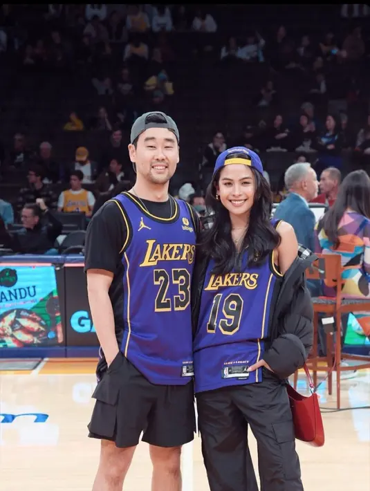 Maudy Ayunda dan Jesse Choi ikuti tren artis Hollywood yang bawa pasangan nonton NBA di Los Angeles [@jessechoi_]