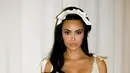Aksen bando dengan pita menambah semarak penampilan. [Foto: Instagram/ kim Kardashian]