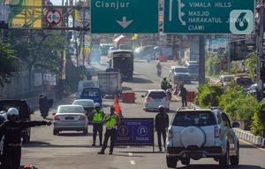 Sistem ganjil genap diterapkan untuk mengantisipasi macet libur cuti bersama Hari Raya Idul Adha. Sistem ini akan diterapkan hingga 2 Juli 2023. Kendaraan yang melintas disesuaikan pelat nomornya dengan tanggal. (merdeka.com/Arie Basuki)