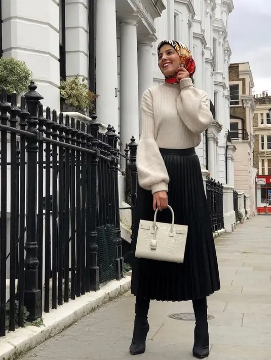 Rok plisket midi juga bisa kamu gunakan, padukan dengan stocking atau boots untuk beri kesan lady like yang nyata. (Foto: Instagram/ Salma.Masrour)