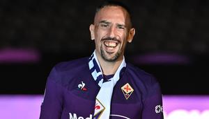 Gelandang baru Fiorentina, Frank Ribery, tersenyum saat diperkenalkan resmi di Florence, Italia (22/8/2019). Ribery didapat Fiorentina dengan gratis. Ribery tak memiliki klub setelah tidak memperpanjang kontraknya dengan Bayern Munchen. (AFP Photo/Andreas Solaro)
