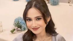 Para penggemar Syifa Hadju tak hentinya membanjiri pujian kepada penampilan pemilik nama lengkap Syifa Savira Nuraisyah ini lebih fresh dengan gaya rambut barunya. Penampilan Syifa bak anak SMA meski usianya sudah 23 tahun. (Liputan6.com/IG/@lilissulis22)
