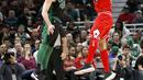 Pemain Chicago Bulls, Robin Lopez (kanan) melakukan tembakan melewati adangan pemain Boston Celtics, Aron Baynes pada lanjutan NBA basketball game di United Center, Chicago, (11/12/2017). Bulls menang 108-85. (AP/Charles Rex Arbogast)