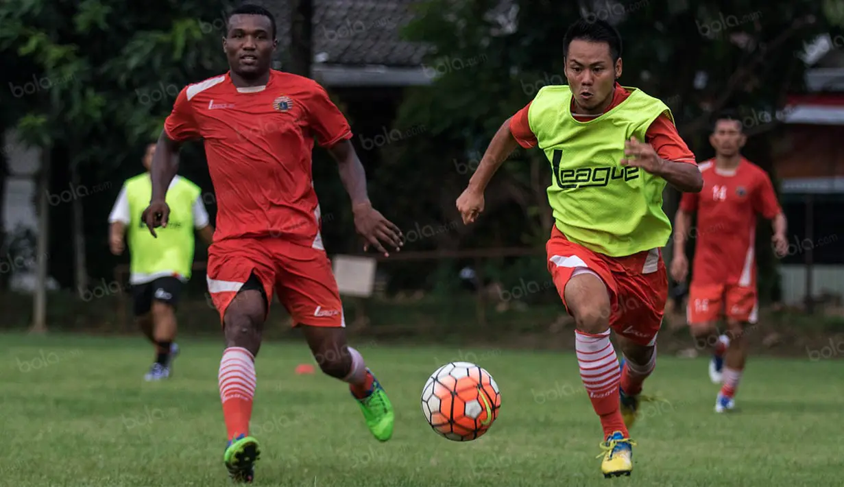 3. Ishikayya Ryota (kanan), gelandang sayap mungil asal Jepang ini belum pernah berkarier di Indonesia. Namun melihat kebutuhan tim, sepertinya sulit baginya bersaing karena Persija saat ini lebih membutuhkan striker. (Bola.com/Vitalis Yogi Trisna)