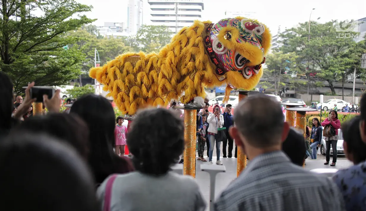 Atraksi barongsai tampil menghibur pengunjung di Mal Ciputra, Jakarta, Jumat (25/1). Acara yang mengusung tema Lucky New Year Lucky You digelar menyambut Tahun Baru Imlek 2570. (Liputan6.com/Faizal Fanani)