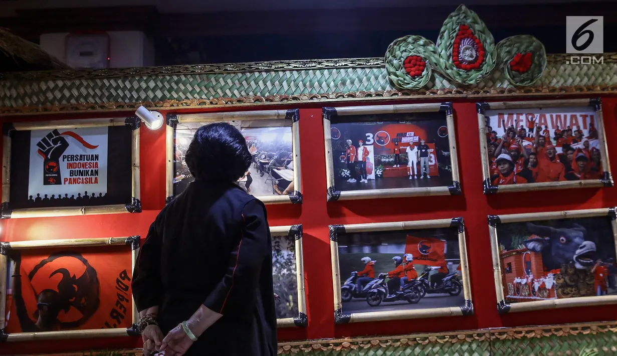 Ketua Umum PDI Perjuangan Megawati Soekarnoputri melihat pameran foto di lobi Inna Grand Bali Beach Hotel, Denpasar, Jumat (9/8/2019). Pameran foto bertema 'Kepemimpinan dan Kerakyatan Bersama PDI Perjuangan' menampilkan 25 foto terbaik karya perwarta foto. (Liputan6.com/Johan Tallo)