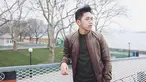 Jalaluddin Parawansa sering mengunggah foto-foto perjalanannya ke berbagai belahan dunia. Penampilannya juga sangat simple dengan mengenakan jaket kulit berwarna coklat yang dipadukan dengan kaos hitam. (Liputan6.com/IG/@yoomrj)