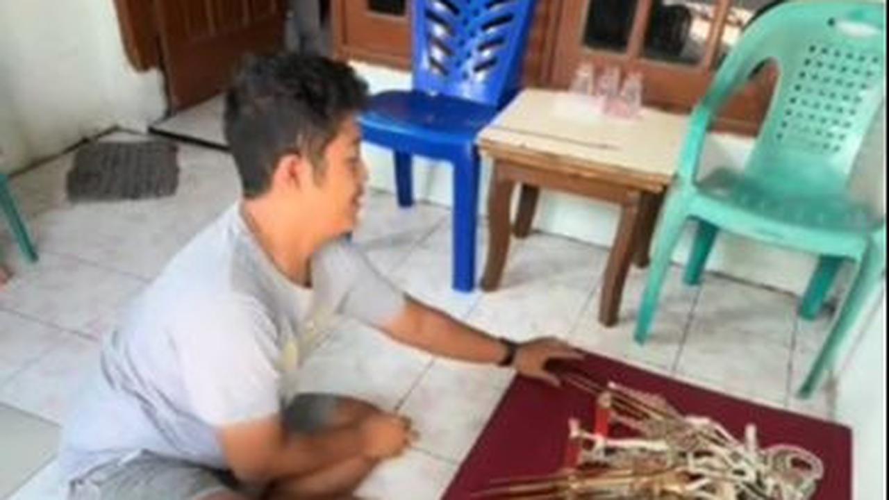 "Disclaimer: 180 wayang tidak semua wayang dari alm. Ki Enthus Susmono (hanya ada beberapa) dan wayang ini adalah wayang yang dilepas oleh alm. Ki Enthus Susmono sebelum beliau wafat," jelasnya.