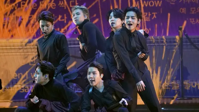 BTS tampil di Grammy Awards 2022. (AP Photo/Chris Pizzello)